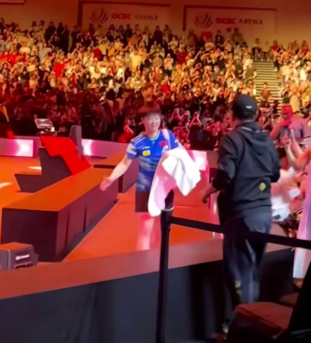 星空-阿扎伦卡迎来十五赛季出色发挥，日本队观众热烈欢呼！