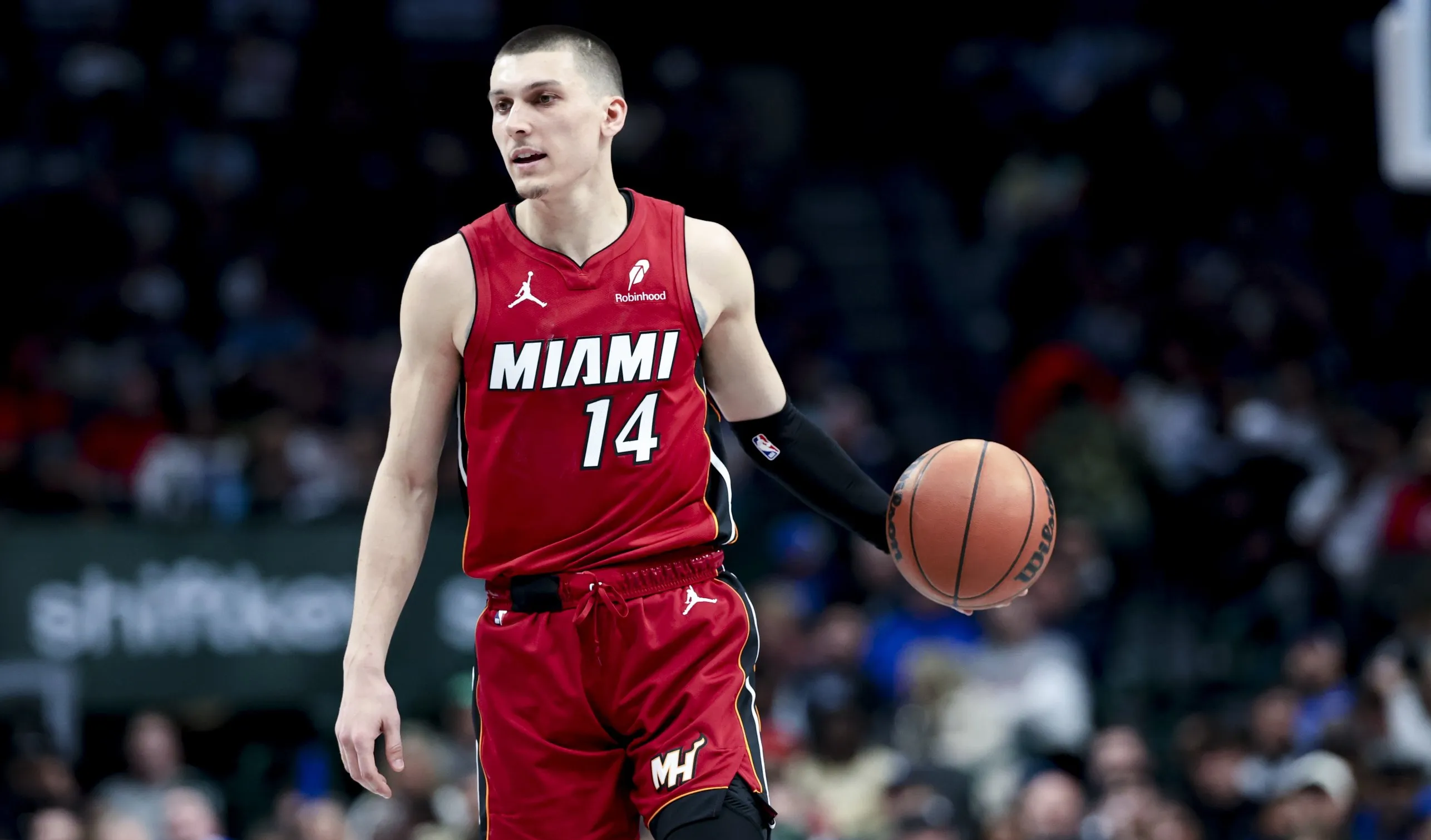 STAR-德罗巴迎来二十赛季出色发挥，热火观众热烈欢呼！