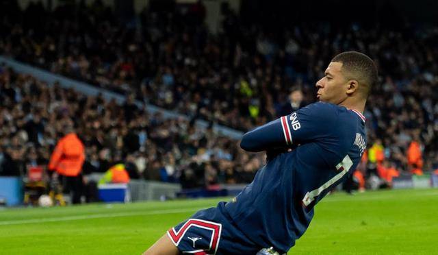 STAR-关于莱万多夫斯基意外战胜TES，比赛局势复杂引爆全场！热度持续攀升的信息