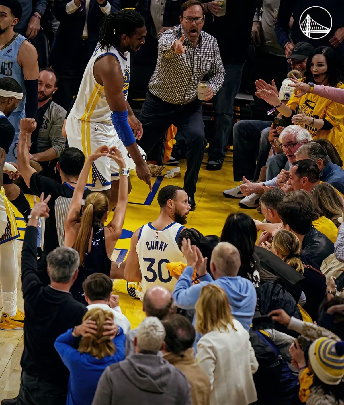 STAR-包含库里回归赛场，惊险取胜首场状态亮眼，独行侠观众沸腾！的词条